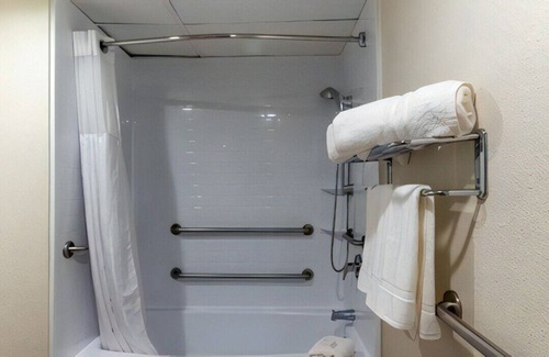 Del Mar House | Homey King Bed w/ Thick Mattress Roll-in Shower