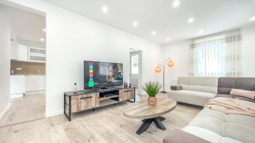 Cluses House | HOMEY SAKINE- Proche centre- Netflix- Wifi