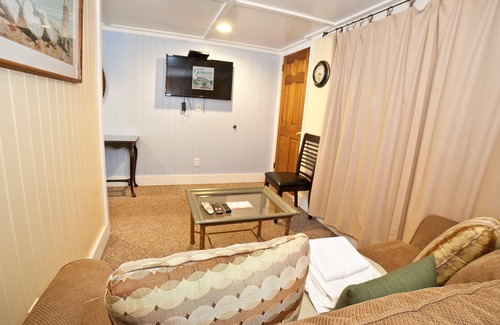 Savannah Beach Cottage | Homey Studio Suite w/WiFi & Free Parking - Near Beach & Attractions