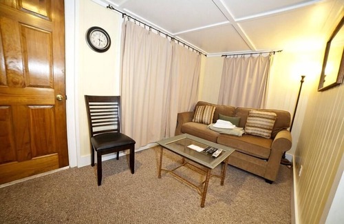 Savannah Beach Cottage | Homey Studio Suite w/WiFi & Free Parking - Near Beach & Attractions