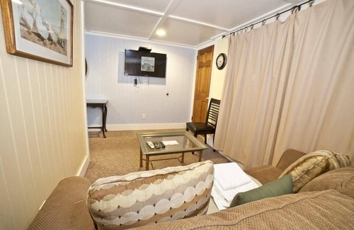 Savannah Beach Cottage | Homey Studio Suite w/WiFi & Free Parking - Near Beach & Attractions