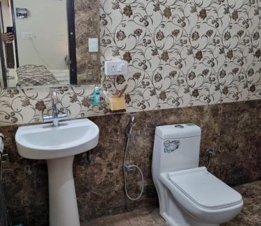 Bullawala Apartment | HOmTEL-2BHK Independent Flat by Pushpanjali QLH
