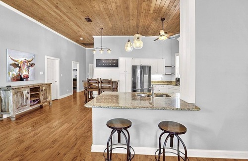 Hondo House | Hondo Haus | 2 King Suites Dog-Friendly Fenced Yard