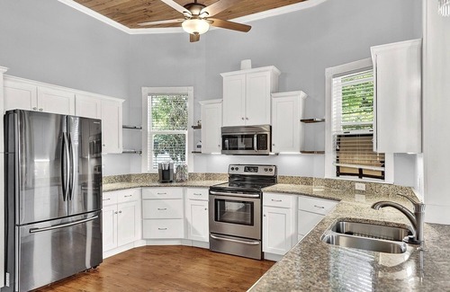 Hondo House | Hondo Haus | 2 King Suites Dog-Friendly Fenced Yard
