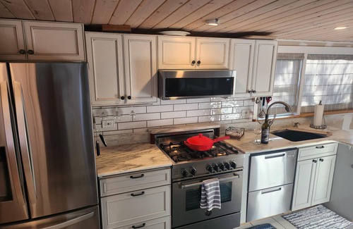 Lords Point Cottage | Honeymoon cottage in charming Mystic/Stonington with WiFi, AC