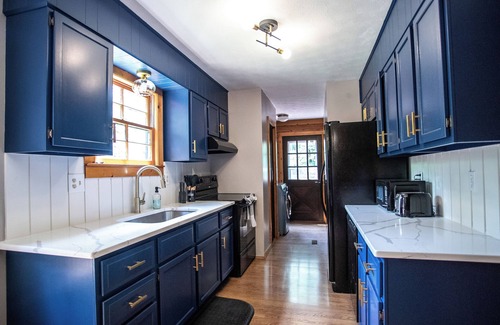 New Market Cabin | Honeysuckle Hideaway Cabin with hot tub and king bed! Family friendly.
