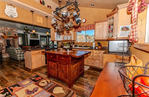 Long Valley Junction Cabin | Honky Tonk Cabin, Karaoke Bar & Stage 3bed/2bath, Hot Tub