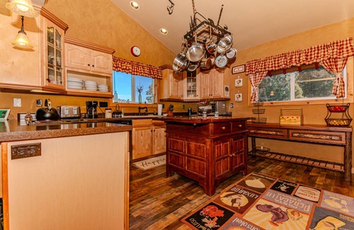 Long Valley Junction Cabin | Honky Tonk Cabin, Karaoke Bar & Stage 3bed/2bath, Hot Tub