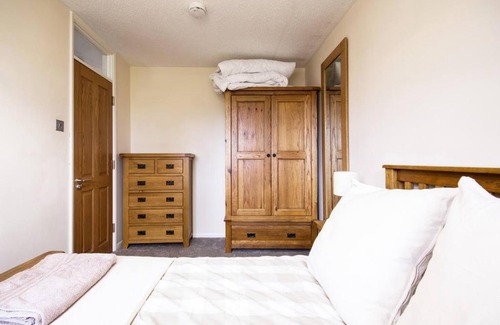 Hook House | Hook Comfortable 7 Bedroom Home from Home