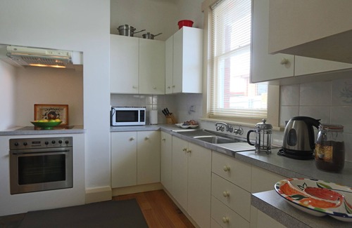 Moonah House | Hopkins on Charles - 4bedrm/2 bathrm Central to Shopping, Restaurants 2Min walk