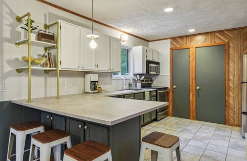 Bushkill Ski Chalet | Hopskip Retro Chalet Firepit Deck Gas Grill Indoor Pools & Tennis-Pickle