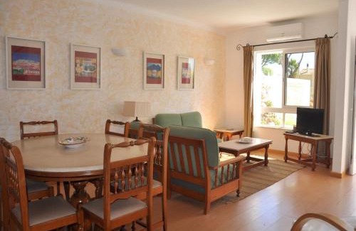 Quarteira Villa | Horacio Villa is located near the center of Vilamoura
