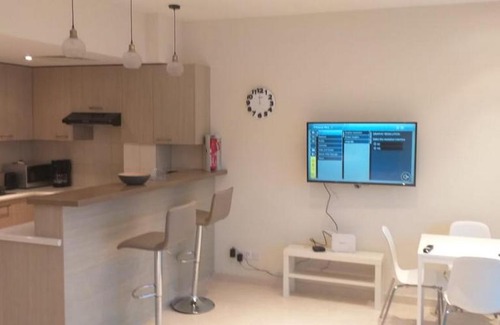 Larnaca City Centre Apartment | Horizon Luxury Suite at Finikoudes Beach 304