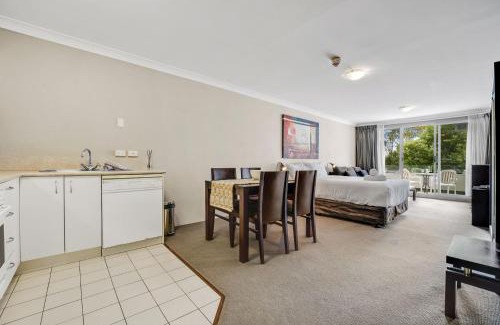 Jindabyne House | Horizons 115 - Lake Front Studio l Pool l Tennis Court l Bar