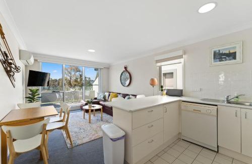 Jindabyne House | Horizons 216 - Deluxe Lake Front Studio l Pool l Tennis l Air-Con