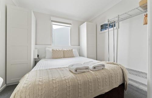 Jindabyne House | Horizons 216 - Deluxe Lake Front Studio l Pool l Tennis l Air-Con