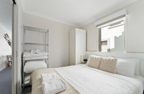 Jindabyne House | Horizons 216 - Deluxe Lake Front Studio l Pool l Tennis l Air-Con