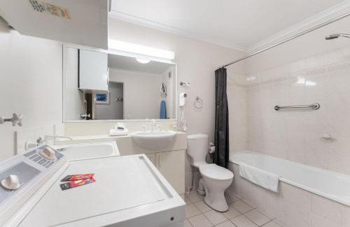 Jindabyne House | Horizons 216 - Deluxe Lake Front Studio l Pool l Tennis l Air-Con