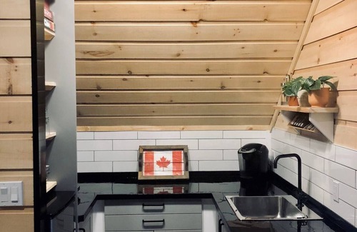 Oro-Medonte Ski Chalet | Horseshoe Valley Carriage HousenMinutes to skiing, biking , lakes. Sleeps 6