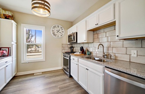 Loma House | Horsethief Retreat: EV Charger, BBQ Grill & Patio!