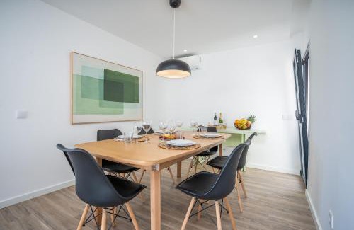 Porches House | Host Wise - Bright Spacious House Swimming Pool