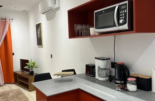 Cayenne House | Hostel Toucan-Res Francis: Chill & Pool S1A