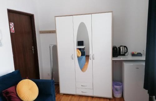 West Pomeranian Voivodeship Apartment | Hostel Tulip - Pokój 5 ze wspólną łazienką i kuchnią