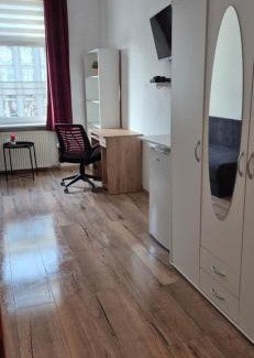 West Pomeranian Voivodeship Apartment | Hostel Tulip - pokój jednoosobowy nr 1 ze wspólną łazienką i kuchnią