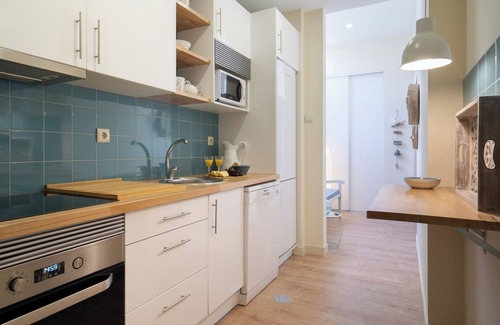 Santa Marinha Apartment | HostWise - Gaya Avenue 202 - Flat w/Balcony