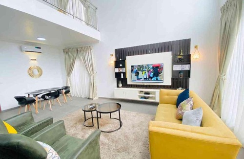 Yaba House | Hot 3 bedroom terrace with private cafe and laundry