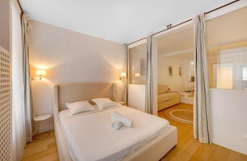 Strasbourg -Saint-Denis Apartment | Hot district Faubourg Saint-Denis