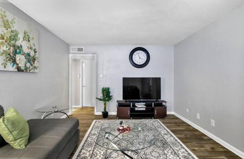 Central Arlington House | Hot Location Only 2 Min Walk To AT&T Stadium Sleeps 8 FREE Parking
