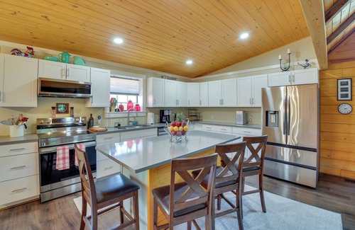 Hot Springs Village Cabin | Hot Springs Cabin w/Deck + Mountain Views!