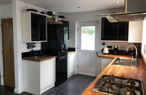Newquay House | Hot Tub, 10 minute walk to Fistral beach and Gannel Estuary, pet friendly.
