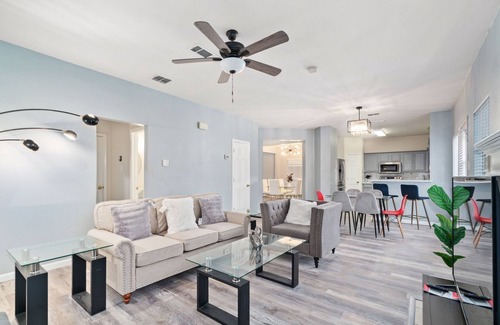 McKinney House | Hot Tub! 4BR 3BA Modern, newly remodeled, 16 ppl