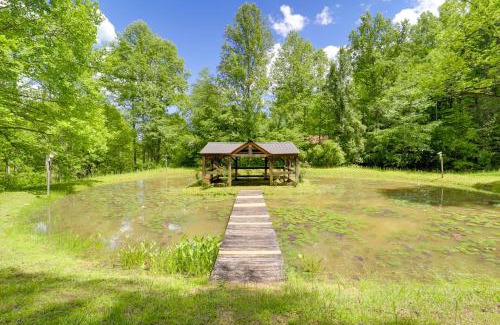 Vein Mountain House | Hot Tub and Trail Access Relaxing Marion Cabin