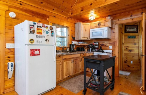 Rogers Apartment | Hot Tub - Climber`s Haven - Red River Gorge KY