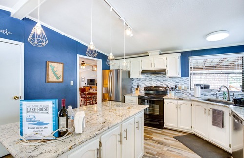 Enchanted Oaks House | Hot Tub & Dock: Lakefront Mabank Home