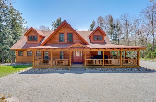 Old Forge Cottage | Hot Tub & Dock: Waterfront Cabin in Old Forge!