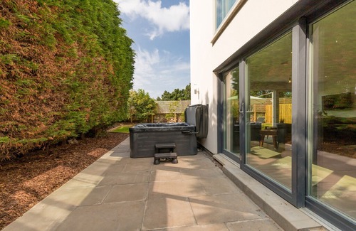 Musselburgh Apartment | *HOT TUB* Entire 3 bed, East Lothian luxury apartment w/garden+hot
