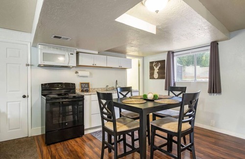 Sandy Apartment | Hot Tub|Family Centered | Close to Ski Resorts