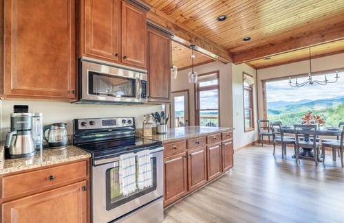 Chalet Village Cabin | Hot Tub, Fire Pit, Game Room, VIEWS of Mt.Leconte - Three Suite Retreat