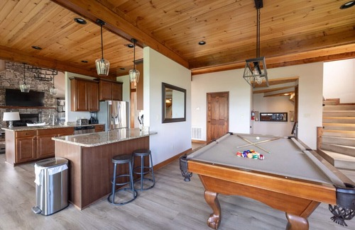 Chalet Village Cabin | Hot Tub, Fire Pit, Game Room, VIEWS of Mt.Leconte - Three Suite Retreat
