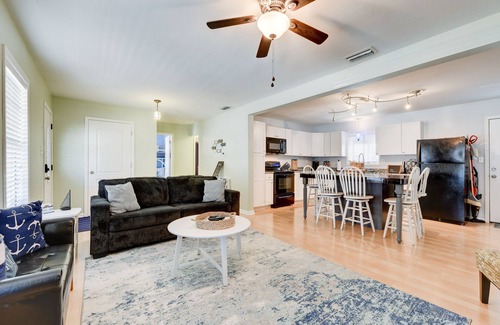 Canyon Lake House | HOT TUB/Fire Pit/Ping Pong/Fast Internet/Walk to the Lake - Lakeview Escape !