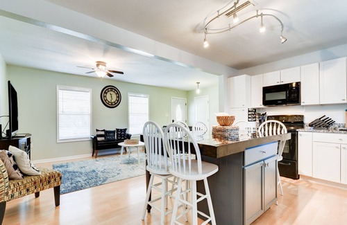 Canyon Lake House | HOT TUB/Fire Pit/Ping Pong/Fast Internet/Walk to the Lake - Lakeview Escape !