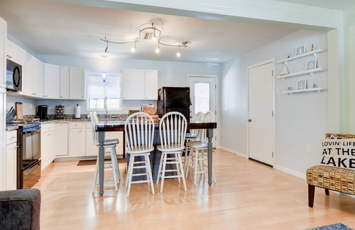 Canyon Lake House | HOT TUB/Fire Pit/Ping Pong/Fast Internet/Walk to the Lake - Lakeview Escape !