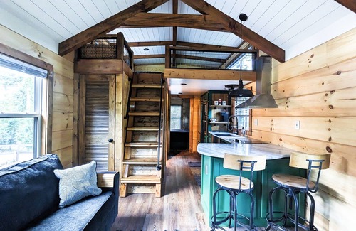 Scaly Mountain Cabin | Hot Tub⁘Fire Pit⁘Grill⁘Heated Patio · Near Waterfalls, Vineyard, Zipline, Trails