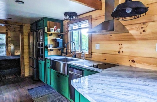 Scaly Mountain Cabin | Hot Tub⁘Fire Pit⁘Grill⁘Heated Patio · Near Waterfalls, Vineyard, Zipline, Trails