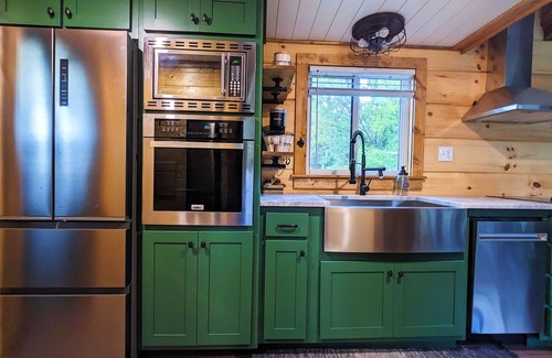 Scaly Mountain Cabin | Hot Tub⁘Fire Pit⁘Grill⁘Heated Patio · Near Waterfalls, Vineyard, Zipline, Trails