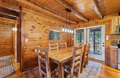 Stanton Cabin | Hot Tub, Fire Pit, WiFi, EV Charger | Biggie cabin near Red River Gorge, KY!